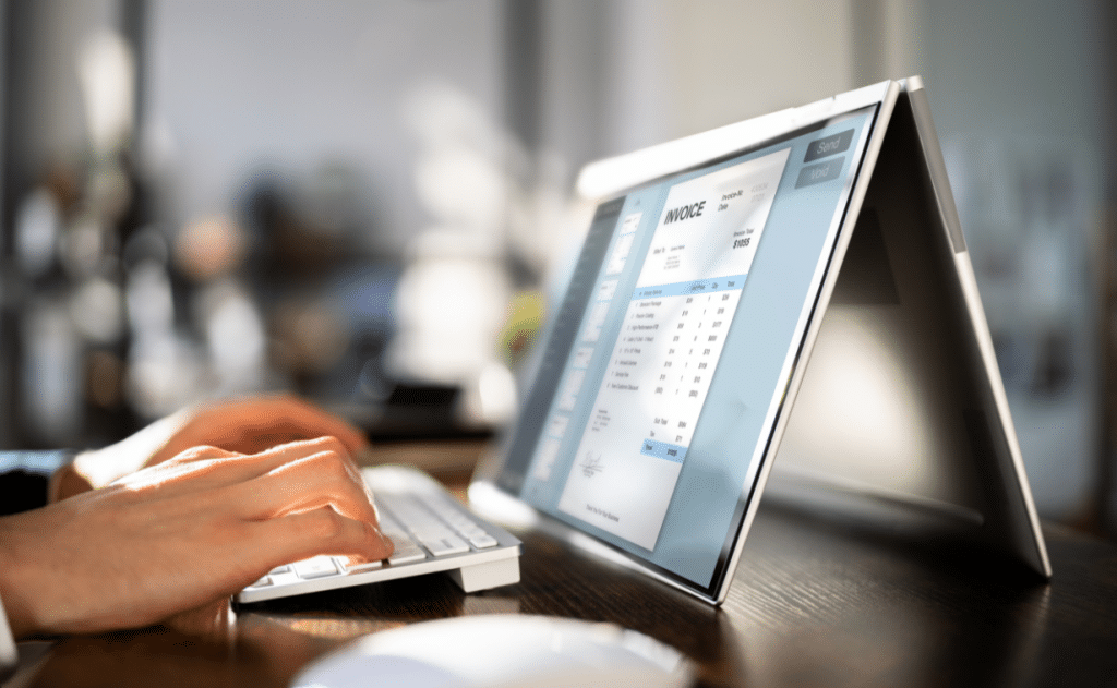 photo d'un ordinateur et d'une facture électronique